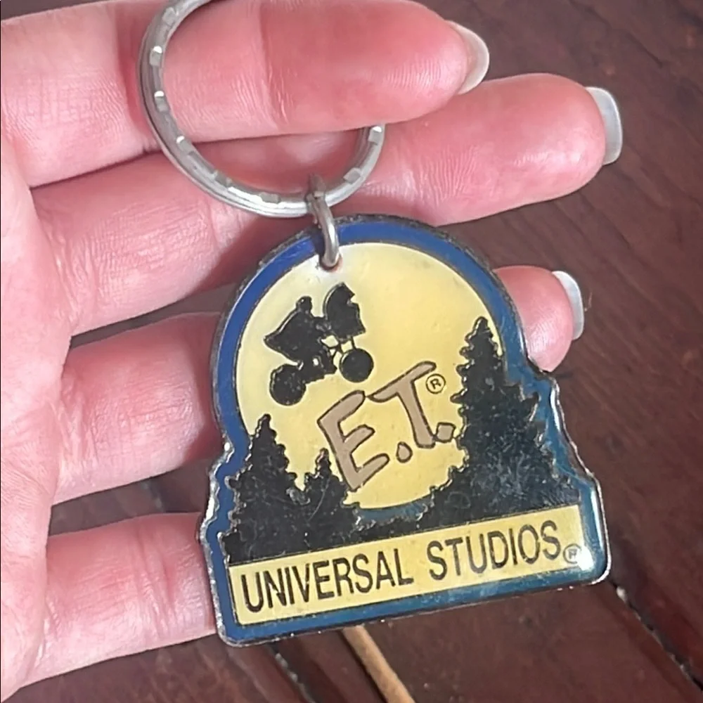 1982 E.T. Universal Studios vintage keychain